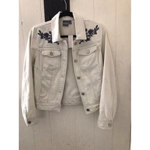 New York & company SOHOJean jacket Blue embroidery